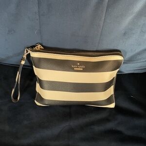 Kate Spade Just Charge It Wristlet Black /White Charging Pad/chargercord Include